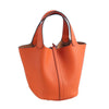 Orangefarbener Leder-Eimer-Tasche mit breitem Öffnung und Schnürverschluss.