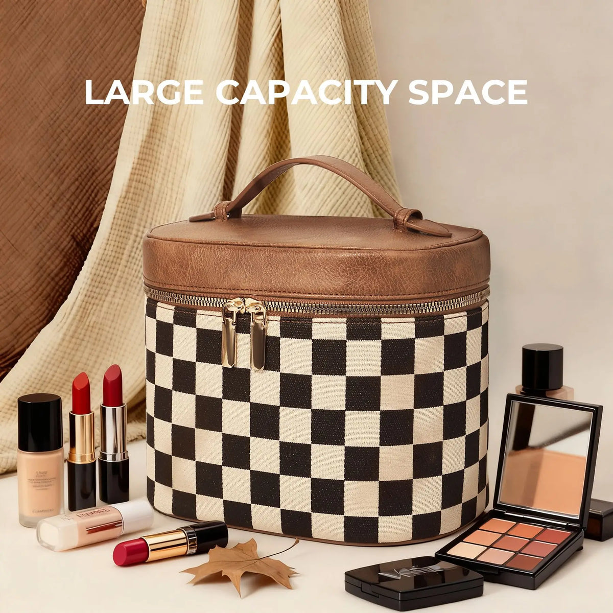 Bolso de maquillaje retro a cuadros marrón con cierre dorado y paleta de maquillaje.