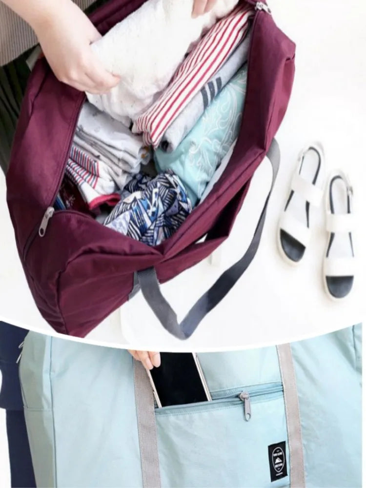 Un sac de voyage pliable marron ouvert, révélant des vêtements pliés et un smartphone à l'intérieur.