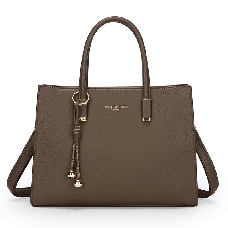 Braune, echte Leder-Tasche mit goldenen Verzierungen von vorne
