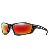Un par de gafas deportivas polarizadas negras con lentes tintados en naranja, mostradas contra un fondo blanco.