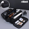 Sac de voyage noir en cuir PU de luxe pour hommes, ouvert avec des produits de toilette.