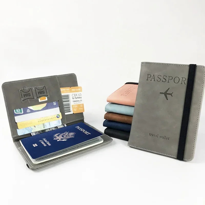 Un ensemble de porte-passeports gris et un portefeuille foncé avec diverses cartes et un passeport.