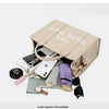 Sac cabas luxe beige en PU designer rempli d'un téléphone, d'un portefeuille, de cosmétiques et d'un carnet.
