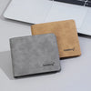 Portefeuille en cuir beige et porte-cartes en cuir gris à côté d'un clavier d'ordinateur portable.