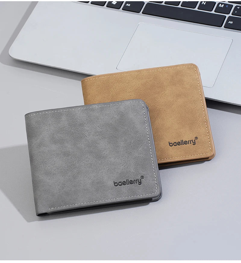 Portefeuille en cuir beige et porte-cartes en cuir gris à côté d'un clavier d'ordinateur portable.