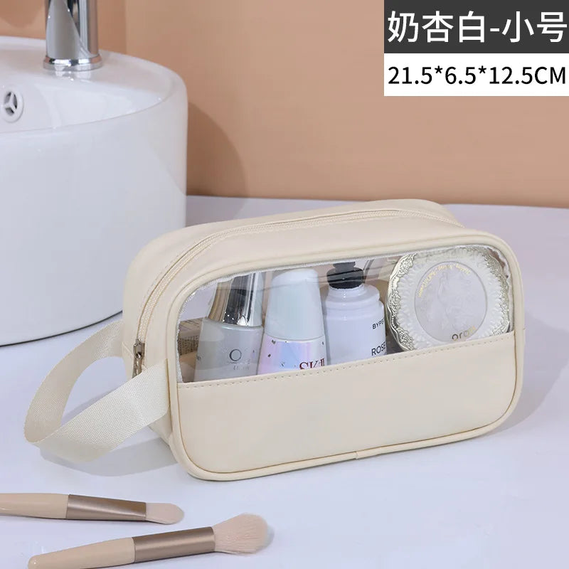 Beige Kosmetik- und Badezusatztasche mit Henkel, gefüllt mit verschiedenen Pflegeprodukten wie Flaschen und Pinseln.