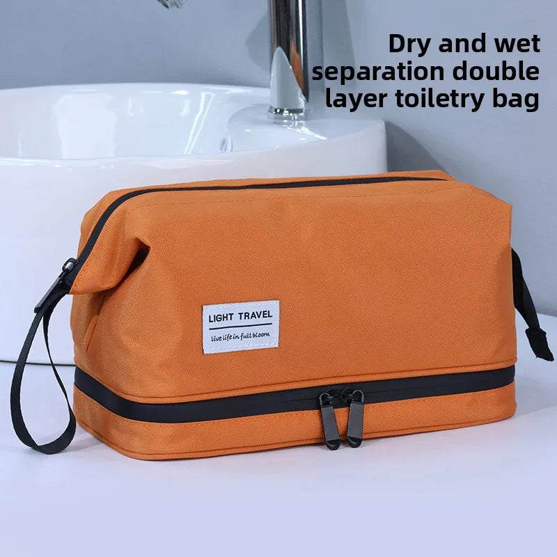 Ein orangefarbener, doppelschichtiger Toilettentasche neben einem Waschbecken.