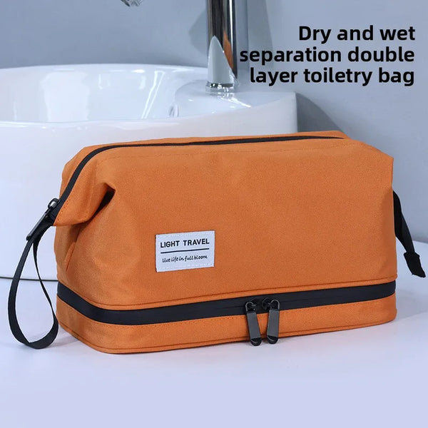 Ein orangefarbener, doppelschichtiger Toilettentasche neben einem Waschbecken.