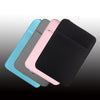 Una pila de cinco fundas para laptop de colores, incluyendo azul, gris, rosa y negro, dispuestas en diagonal.
