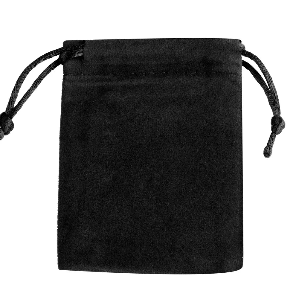 Bolsa de regalo de terciopelo negro con cordones visibles.
