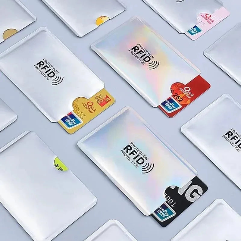 Varias fundas para tarjetas RFID de colores y blancas mostrando características de protección