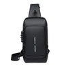 Schwarze Designer Anti-Diebstahl-Crossbody-Slingbag mit gepolstertem Riemen und Klappe.