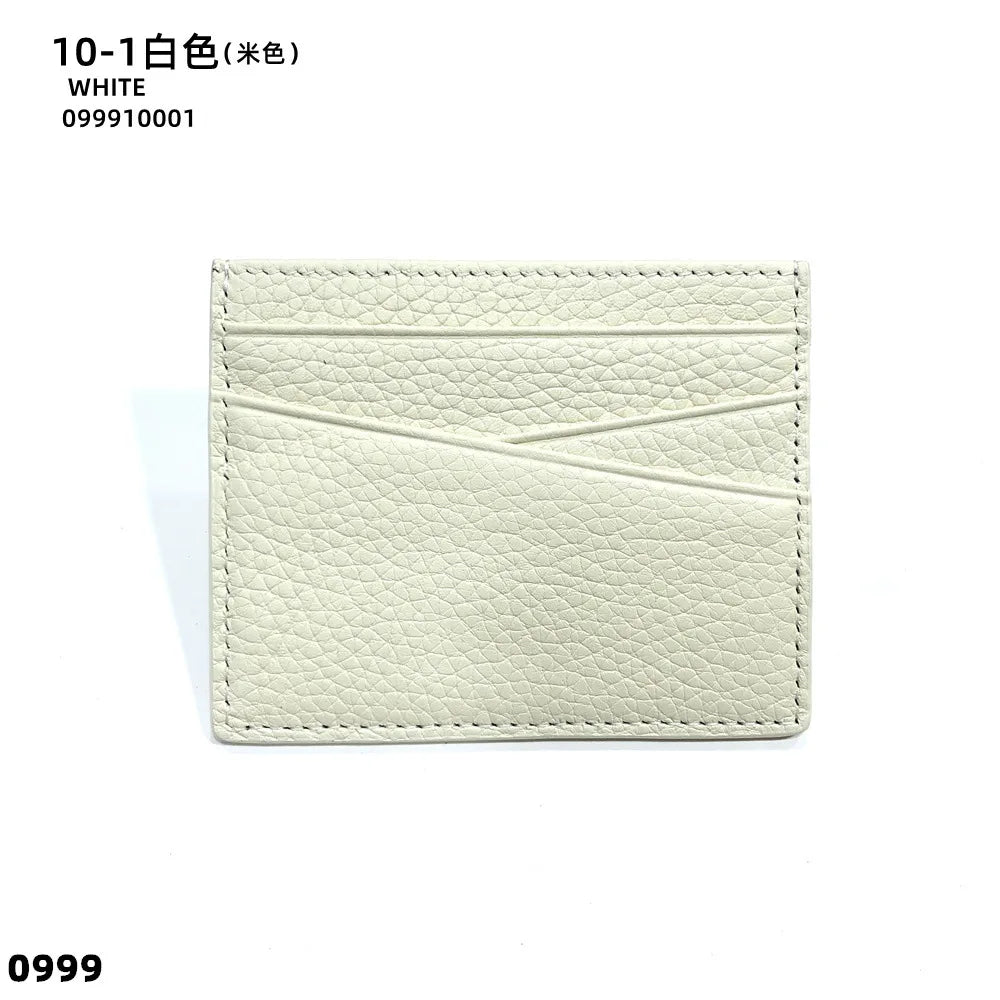 Portefeuille en cuir véritable beige avec gravure diagonale subtile.