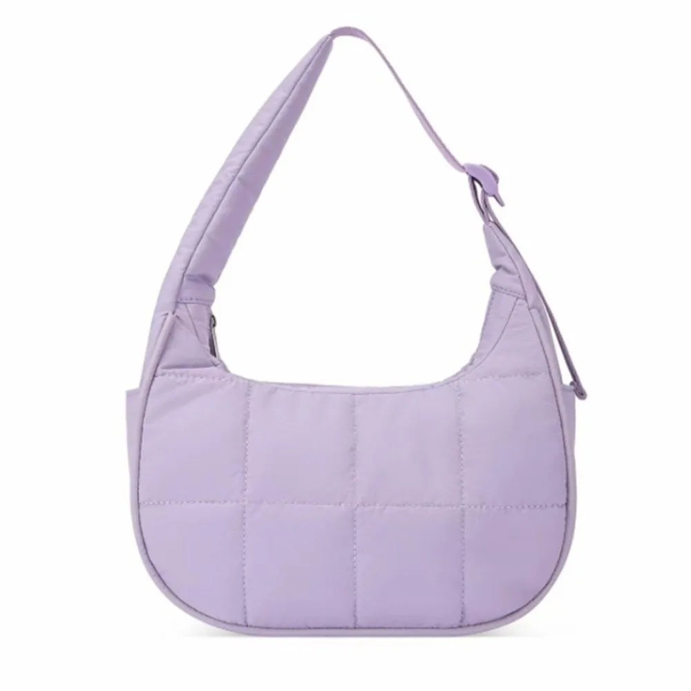 Clutch de noche con lazo brillante lavanda, textura acolchada y correa.