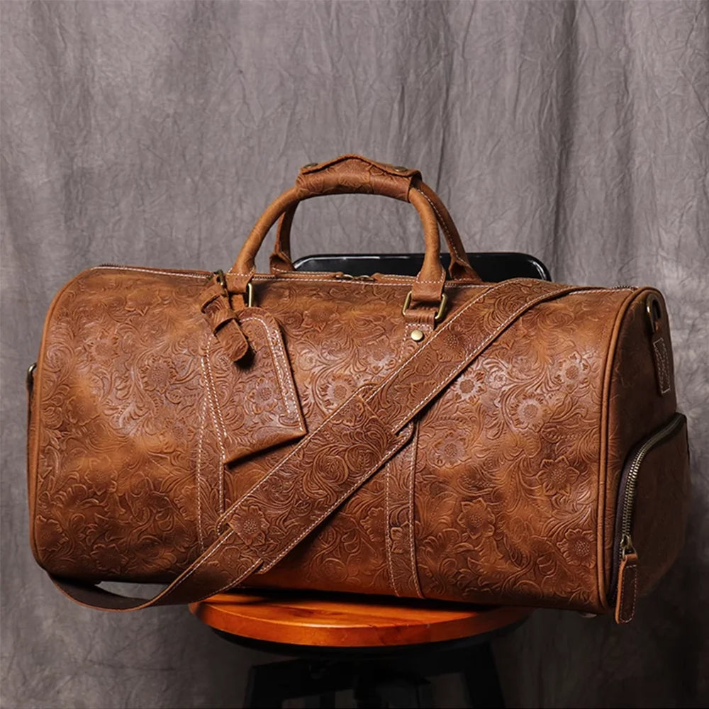 Braune Vintage-Leder-Tasche mit Prägung auf einer Holzoberfläche.