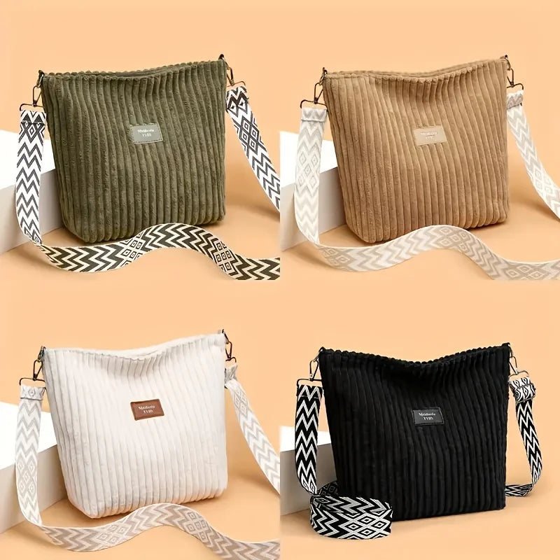 Trois sacs à l'épaule et bandoulière en velours côtelé de couleur vert olive, beige et noir avec des sangles à motifs blancs.
