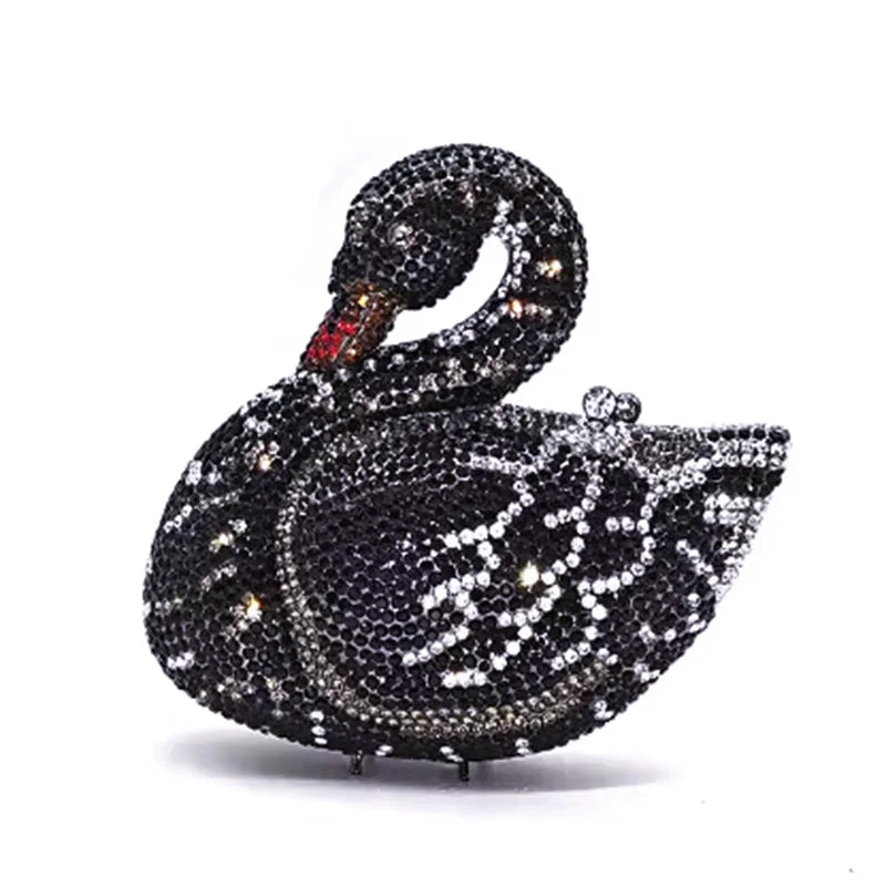 Pochette de soirée noire en cristal de cygne avec des embellissements scintillants.