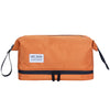 Orangefarbige, strapazierfähige Nylon-Toilettentasche zum Trocken- und Nassgebrauch mit schwarzem Riemen und Schnalle.