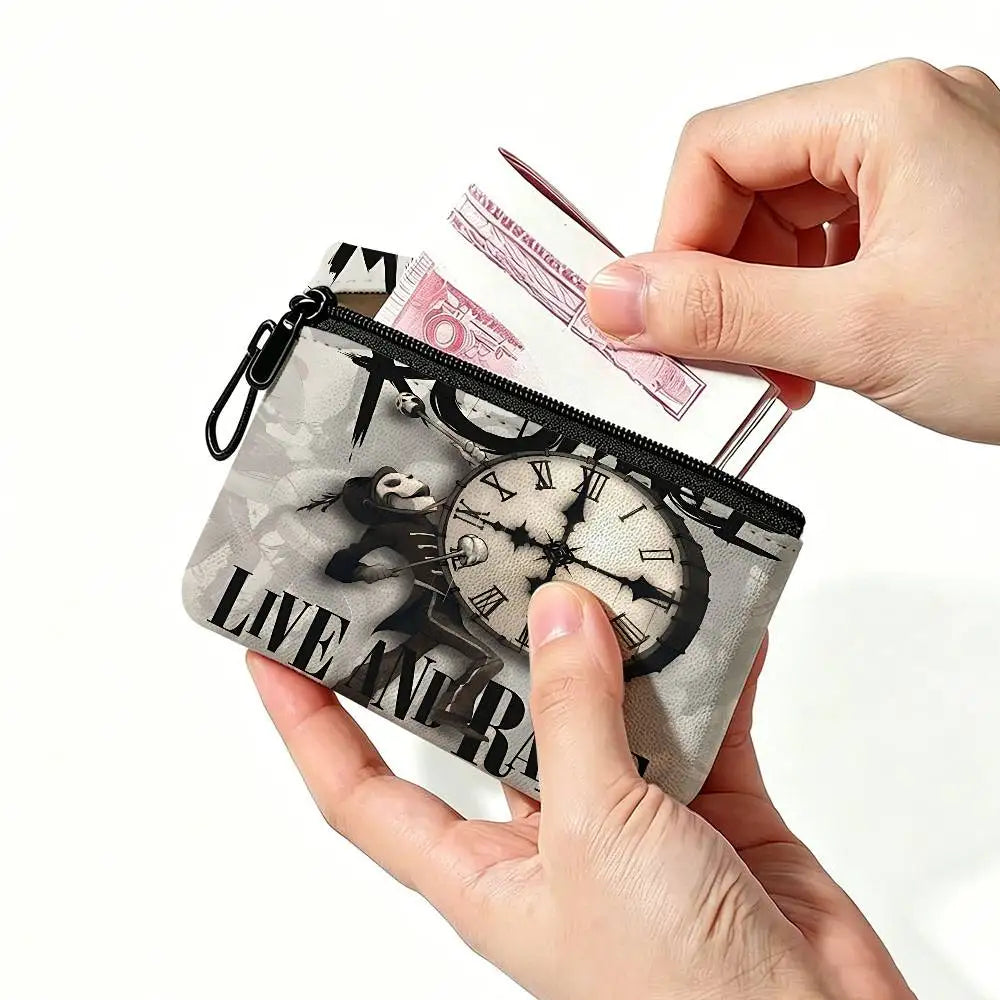 Eine Hand hält eine verschließbare Aufbewahrungstasche für Münzen, Karten und wichtige Dinge mit schwarz-weißer Gestaltung.