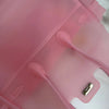Gros plan d'un sac fourre-tout transparent en gelée rose, montrant sa doublure et ses coutures.