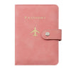 Porte-passeport en cuir rose avec texte gravé or et emblème d'avion doré.