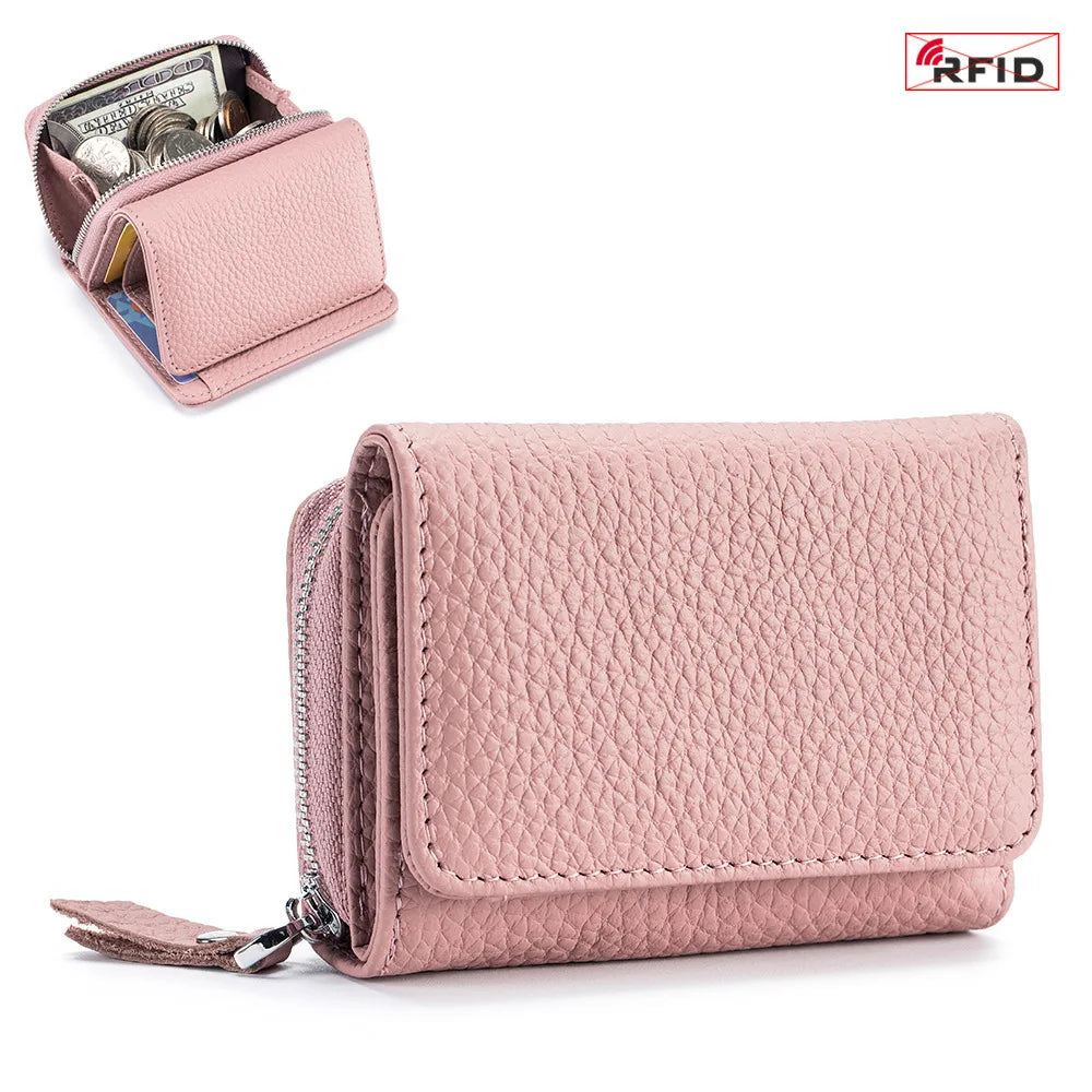 Cartera pequeña de imitación de cuero rosa con cremallera texturizada y de tono dorado.