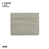 Porte-cartes en cuir véritable gris clair avec surface texturée et lignes gravées.