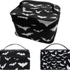 Bolsa organizadora de maquillaje negra con estampado de murciélago, mostrada en dos vistas.