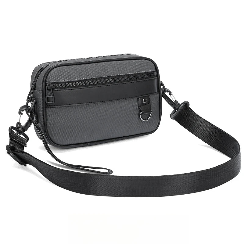 Bolso cruz de cuero sintético negro con correa ajustable negra.