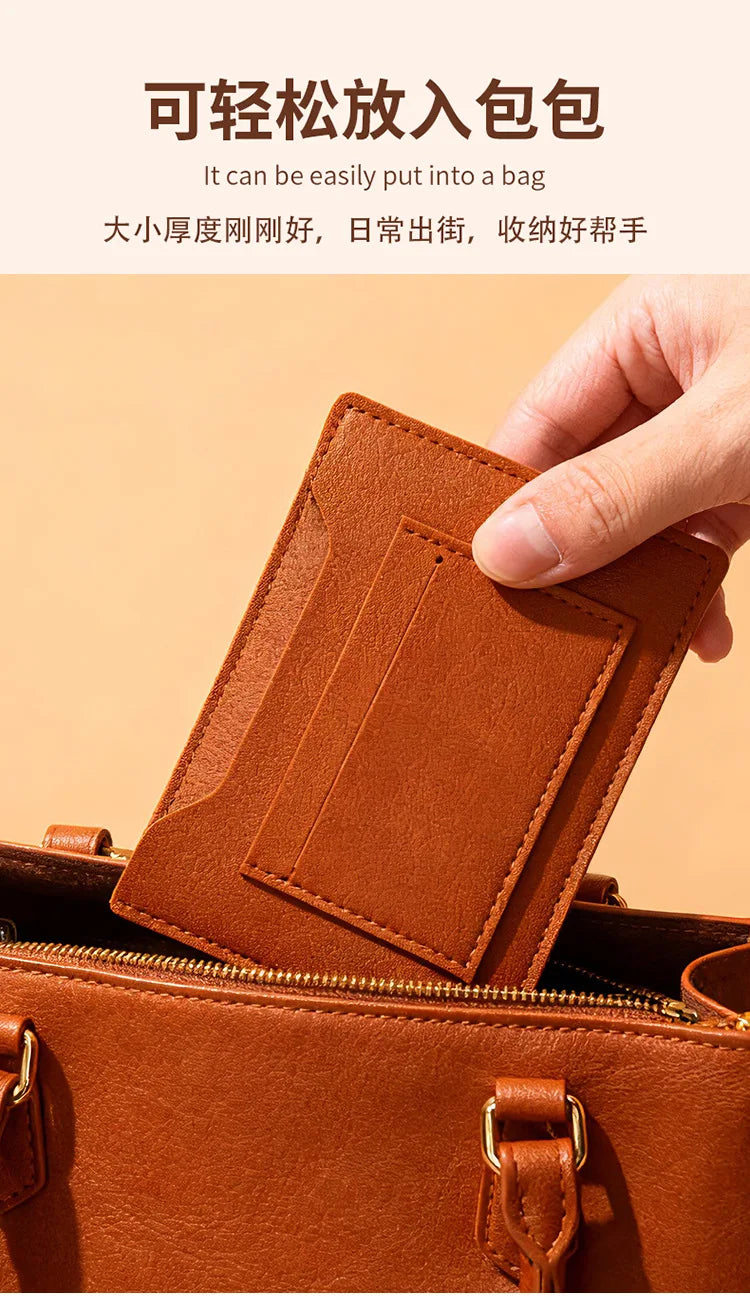 Un porte-monnaie de voyage mince en cuir brun étant placé dans un sac.