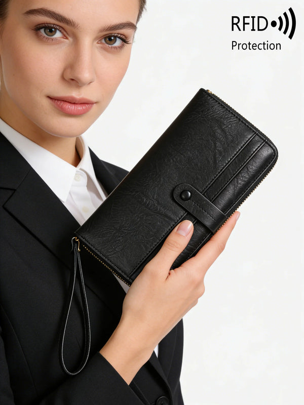 Une femme tient un porte-monnaie à fermeture éclair en cuir PU noir avec bouclier RFID protecteur.