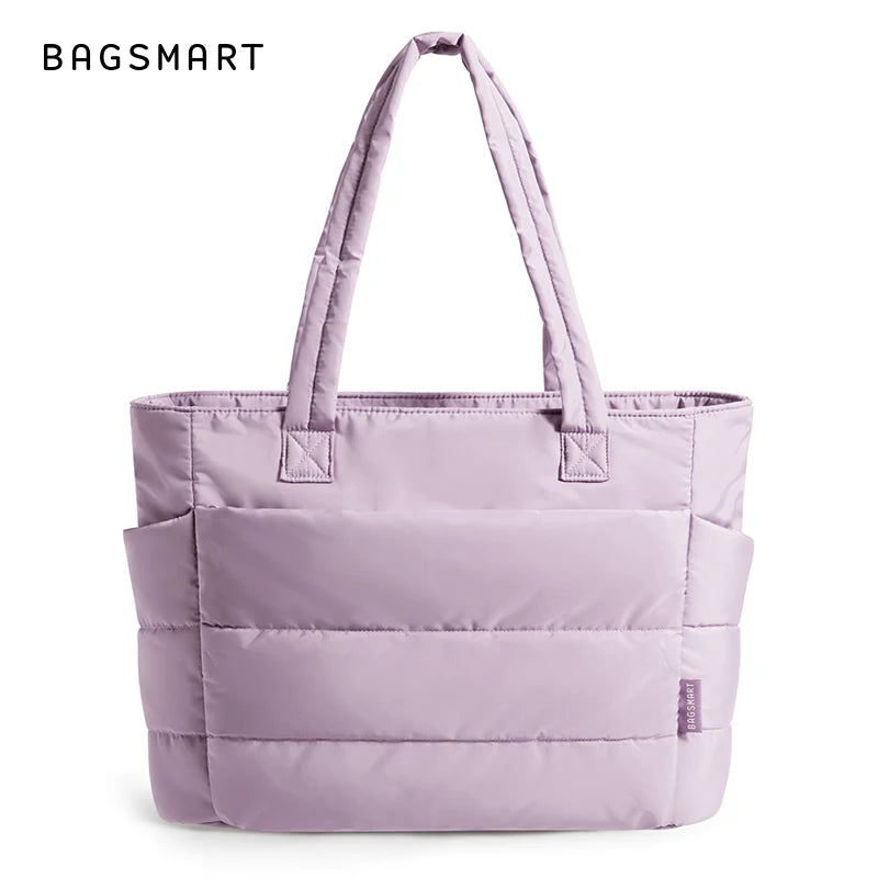 Sac fourre-tout rembourré et matelassé de couleur violet clair avec une poignée rembourrée.