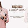 Una mujer modela un blazer rosa y una camisa con estampado floral, sosteniendo una billetera larga para mujer con estampado d
