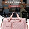 Pinkes Sport-Tote-Handtasche mit gestepptem Muster in Studio-Umgebung.