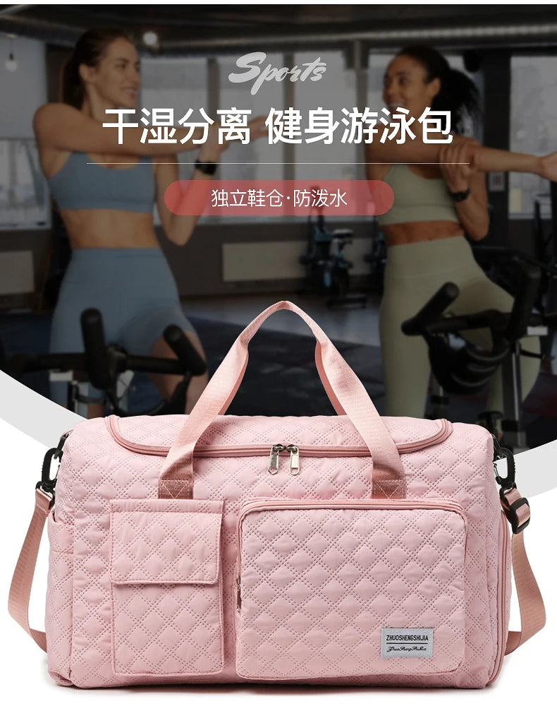 Pinkes Sport-Tote-Handtasche mit gestepptem Muster in Studio-Umgebung.